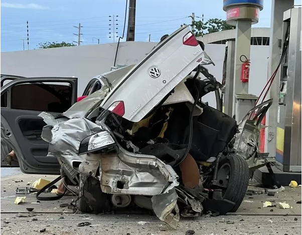 [VÍDEO] Imagens mostram momento em que cilindro de gás explode e destrói carro em posto de gasolina