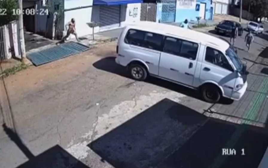 [VÍDEO] Menino de 4 anos ‘pilota’ van, derruba portão de casa e sai 'desgovernado'