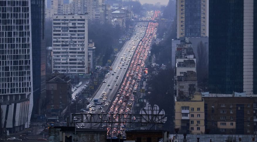 População forma longas filas de carro tentando fugir da capital da Ucrânia