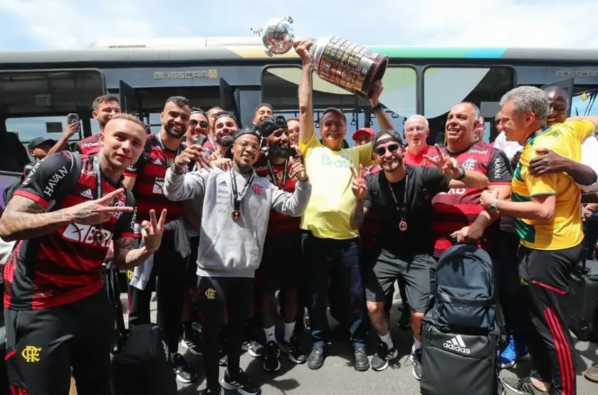 Bolsonaro recebe jogadores do Flamengo após conquista da Libertadores