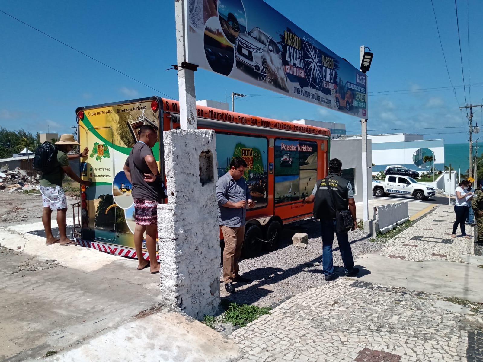 Prefeitura interdita estabelecimentos em Ponta Negra sem alvará e habite-se