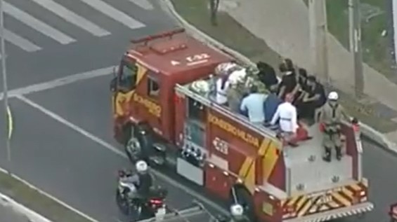 [VIDEO] Cortejo de Marília Mendonça deixa Arena seguido por ônibus de cantores