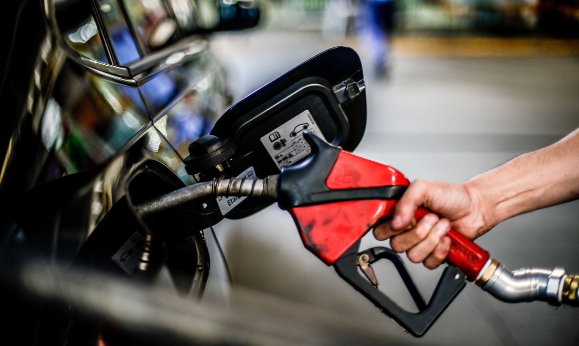 Governo tem semana decisiva para definir volta de imposto da gasolina