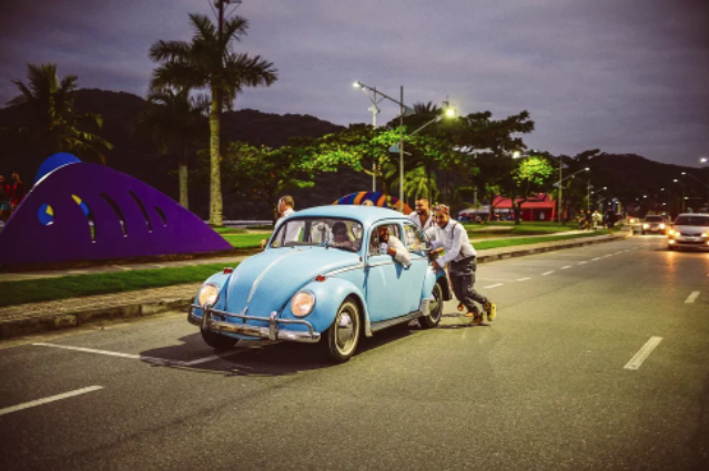 Fusca quebra e noiva passa perrengue para chegar ao casamento