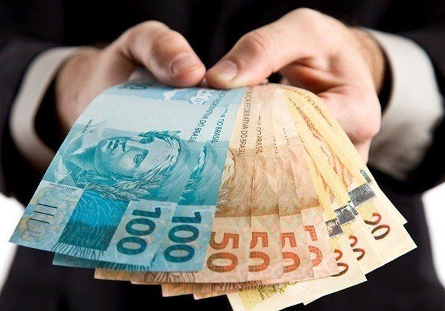 Governo federal aumenta salário mínimo a R$ 1.210  para 2022