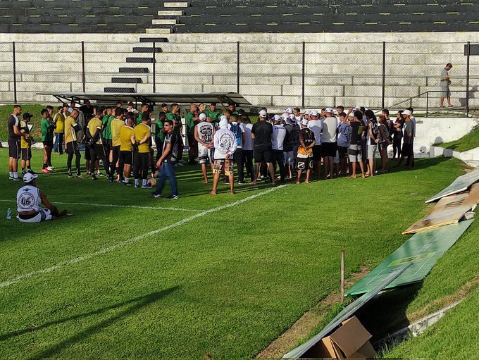 Curtinhas em dia de demissão de Moacir e torcida organizada fazendo cobranças aos jogadores