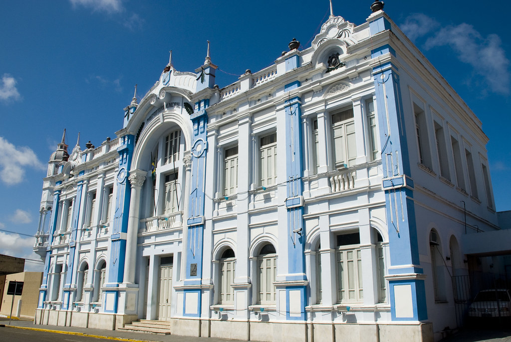 Após ser carregado nos braços, vereador cadeirante entra na Justiça para cobrar acessibilidade na sede da Prefeitura de Natal