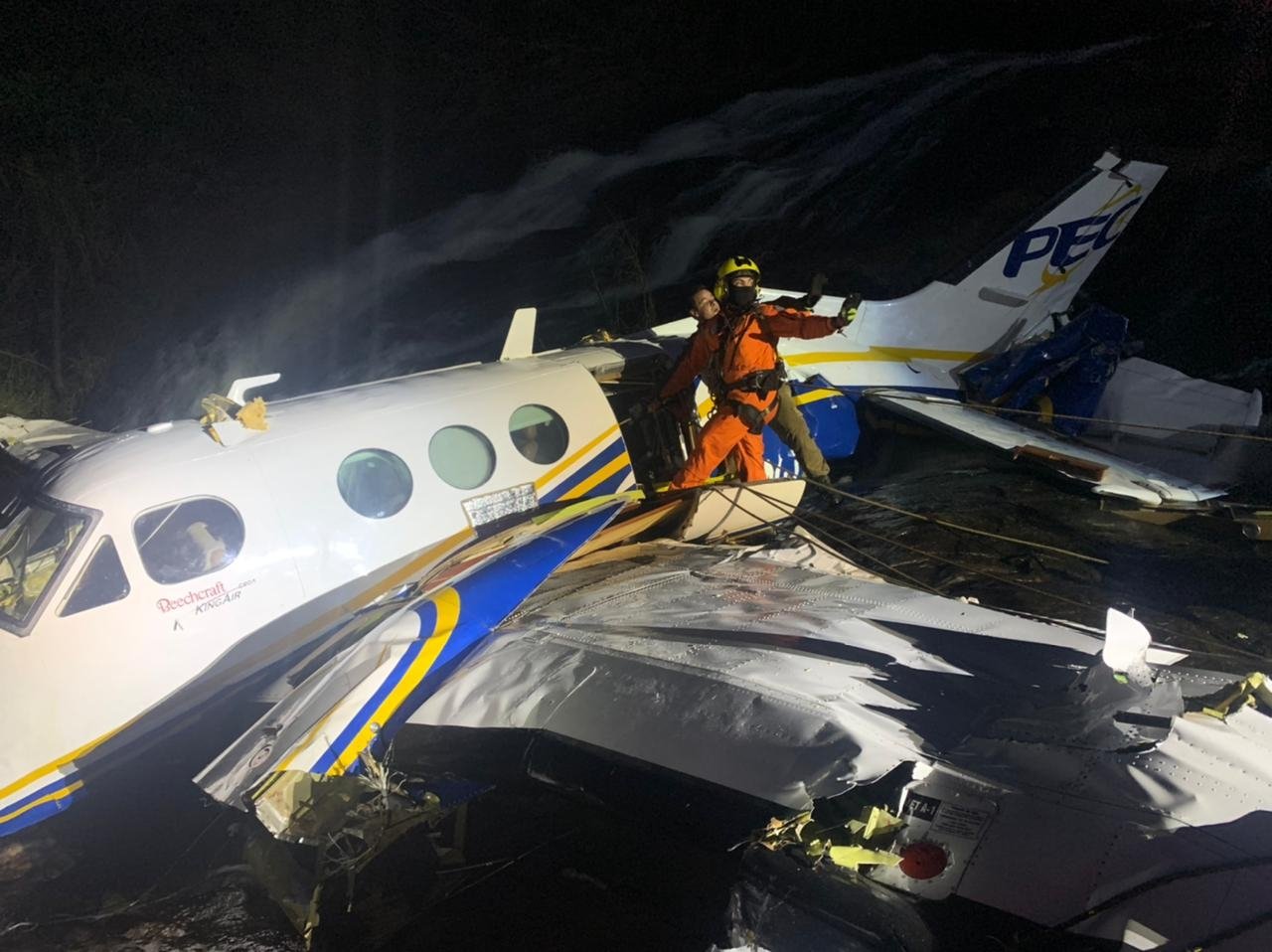 Aeronáutica investiga se avião com Marília Mendonça bateu em torre de alta tensão