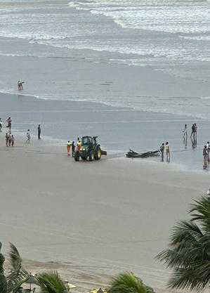 Onda forte vira barco e deixa uma pessoa morta e outras desaparecidas