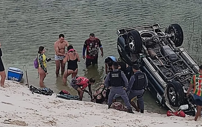 Veículo com turistas capota e cai em lagoa; Nem Bombeiros, nem Samu vão ao local