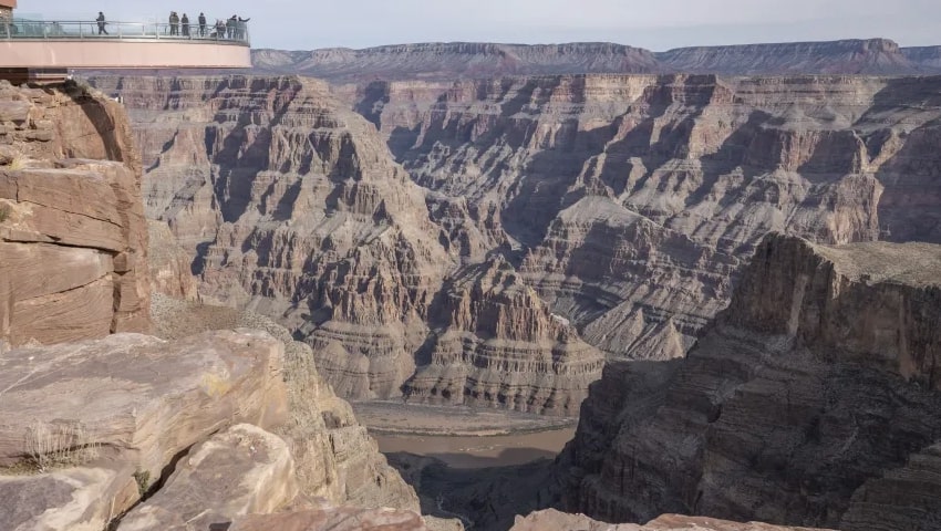 Homem morre após sofrer queda de 1.200 metros de atração turística no Grand Canyon, nos EUA