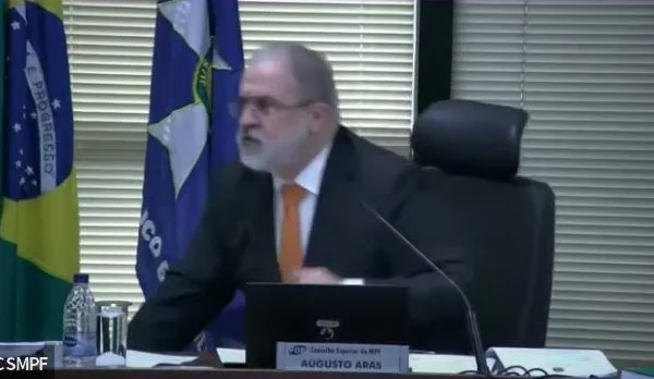 [VIDEO] PGR Augusto Aras parte para cima de colega durante sessão do Conselho Superior da Procuradoria