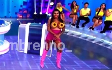 [VÍDEO] Inês Brasil faz mostra os peitos ao vivo em programa SBT e choca filha de Silvio Santos