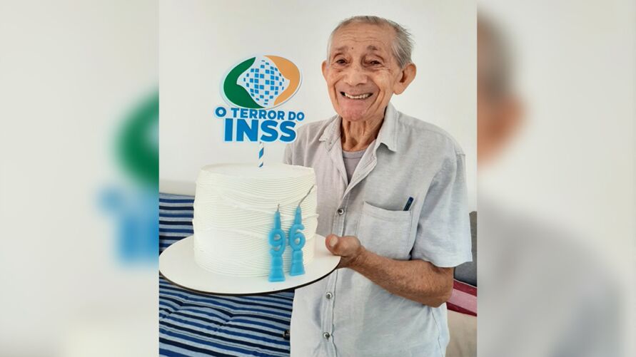 Idoso aposentado há 45 anos ganha bolo com nome: "Terror do INSS"