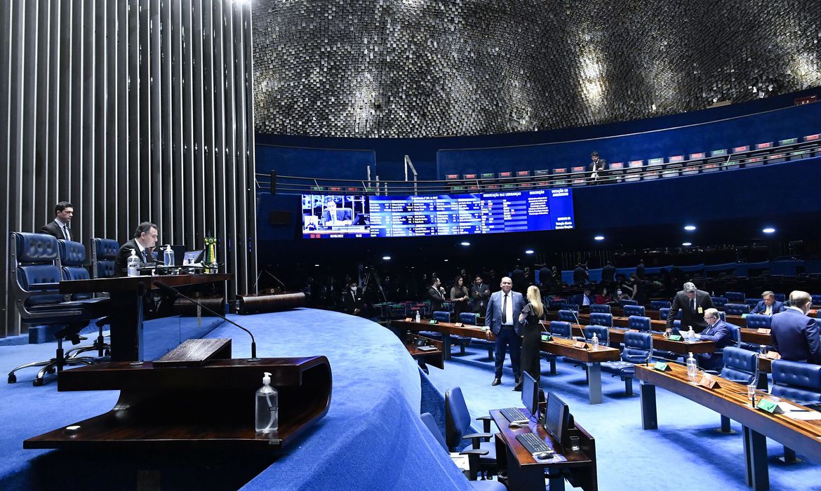 Senado aprova Auxílio Brasil de R$ 600 e vale-caminhoneiro de R$ 1.000