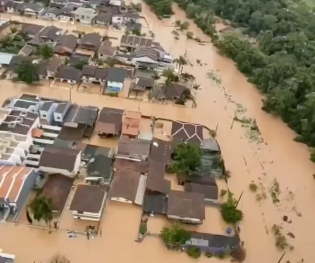 [VÍDEO] Veja imagens impressionantes de danos provocados pela passagem do ciclone em SC