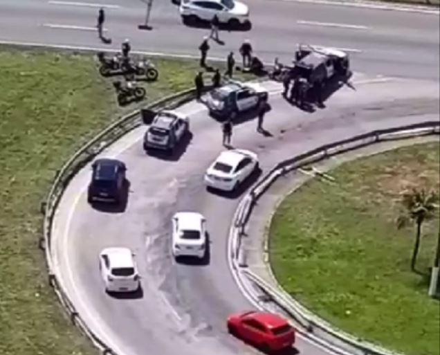 Bandidos são presos no viaduto de Ponta Negra após realizarem diversos assaltos em paradas de ônibus