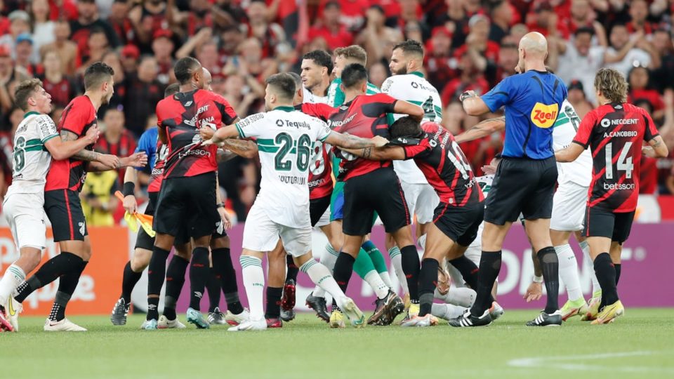 Oito jogadores de futebol vão ser indiciados pelas expulsões no clássico