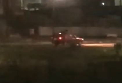 [VÍDEO] NOVO CANGAÇO: Bandido sobe em teto solar de carro para causar terror durante assalto a banco no RN