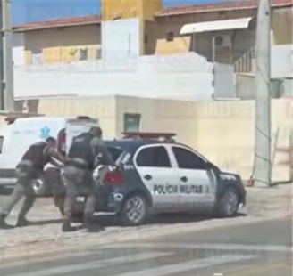 [VÍDEO] Policiais militares precisam empurrar viatura que sofreu pane elétrica em Assú