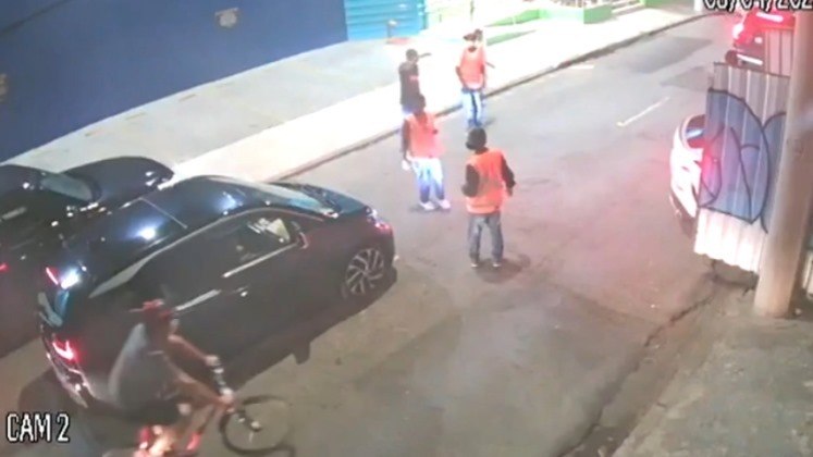 Quadrilha invade terreno, monta estacionamento falso, cobra R$ 100 por vaga e rouba todos os carros durante show