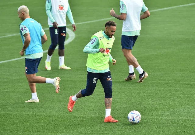 Neymar faz primeiro treino com a seleção após voo atrasado