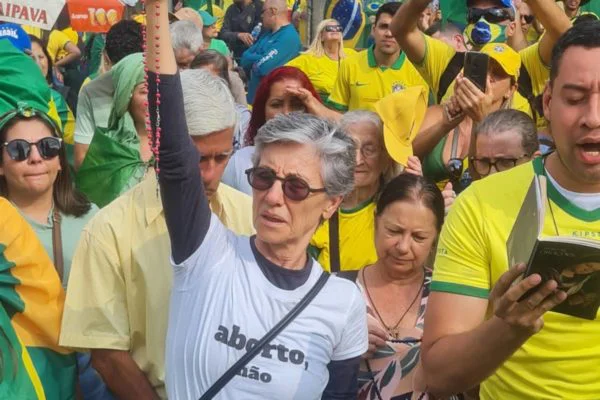 Participando de protesto bolsonarista, atriz da Globo diz sofrer assédio moral e nega homofobia: “Sou idiotofóbica”