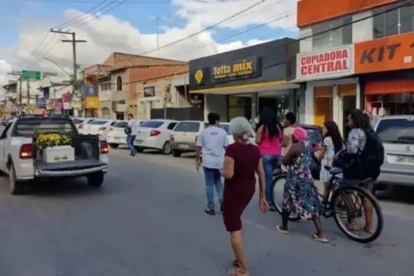 Cortejo para velório de cachorro de rua para cidade do Nordeste