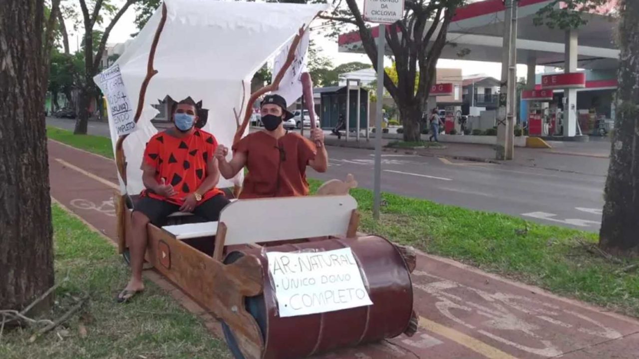 Em protesto contra o preço da gasolina, família anda por cidade em carro dos Flintstones