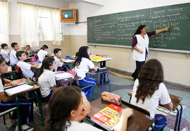 Lei que garante bolsas para professores da educação básica é sancionada