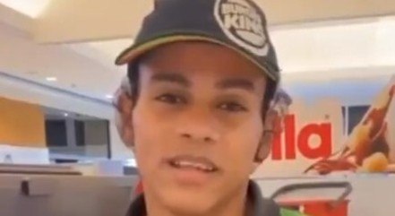 [VIDEO] Funcionário do Burger King faz xixi nas calças após alegar que não pode ir ao banheiro