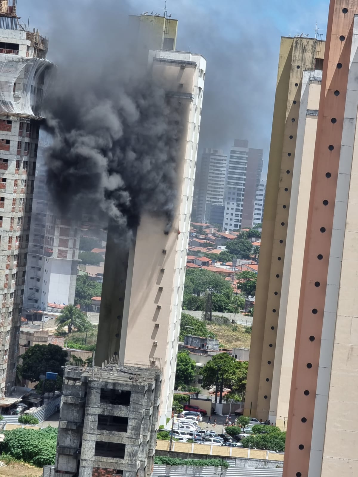 VÍDEO: Imagens chocantes mostram incêndio em apartamento de Ponta Negra