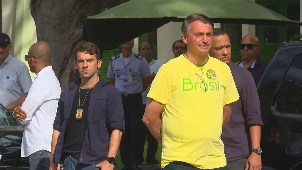 Bolsonaro chega para votar na Vila Militar, Zona Oeste do Rio