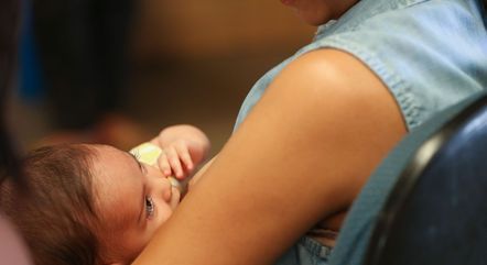 Projeto de lei prevê que cuidado com os filhos conte como tempo para mãe se aposentar