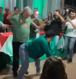 [VIDEO] Eleitora surpreende ex-senador Garibaldi com dança ousada e vídeo viraliza