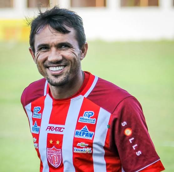 Campeão da Copa do Brasil, jogador potiguar vende álbuns e figurinhas da Copa do Mundo