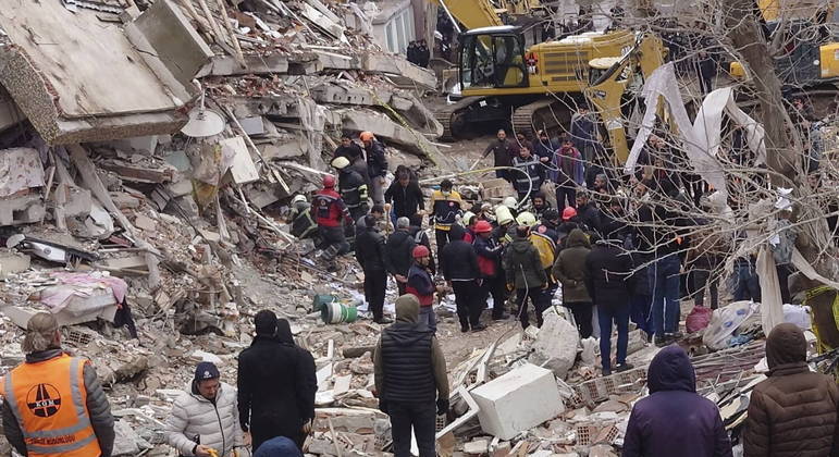 Número de mortos em terremoto na Turquia e na Síria passa de 2.200