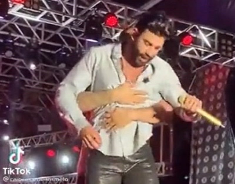 [VÍDEO] Gusttavo Lima é agarrado e ‘encoxado’ por fã no palco; Imagem viraliza