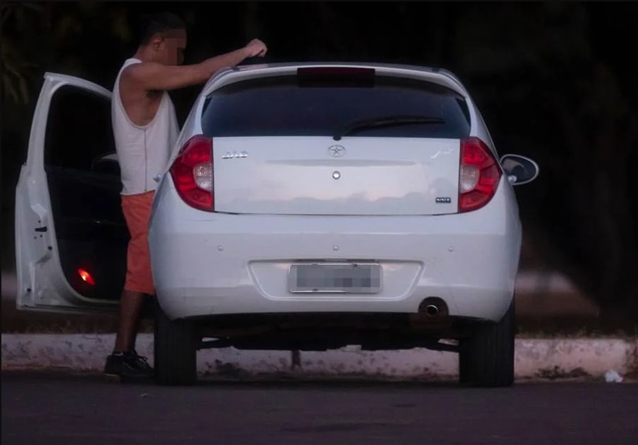 Carros fazem fila em drive-thru do sexo oral em Brasília