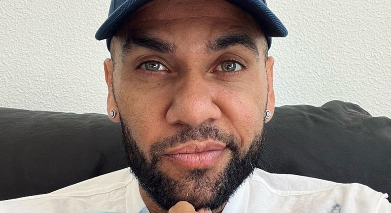 Daniel Alves muda discurso e admite agora que houve penetração na relação com jovem