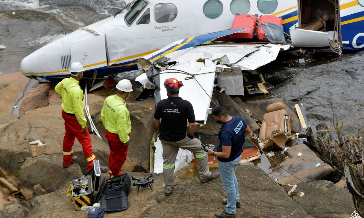 Cemig informa que linha atingida por avião segue normas técnicas