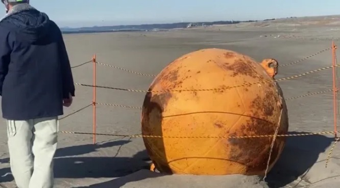 O que se sabe até agora sobre a esfera misteriosa que apareceu em praia no Japão