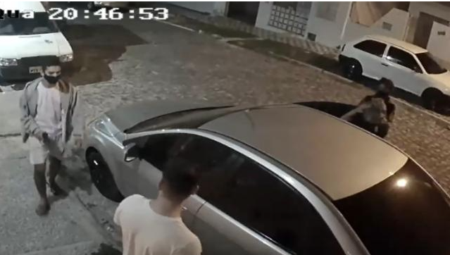 [VÍDEO] Câmeras de segurança flagram momento em que empresário é assaltado por casal na zona Norte de Natal