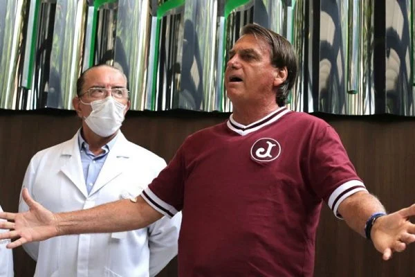 Camarão não mastigado causou nova obstrução, diz médico de Bolsonaro