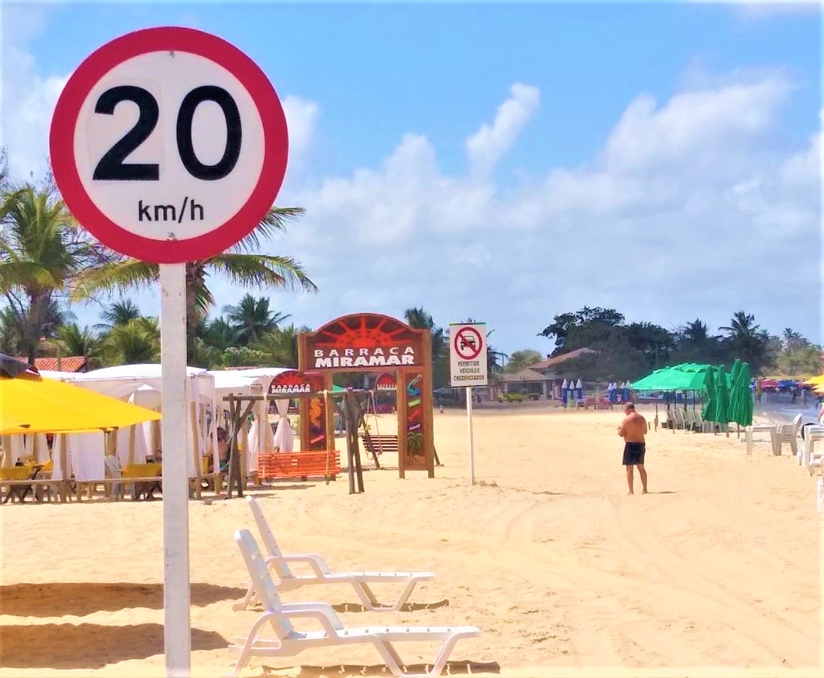 Detran sinaliza trecho para segurança de banhistas na praia de Genipabu