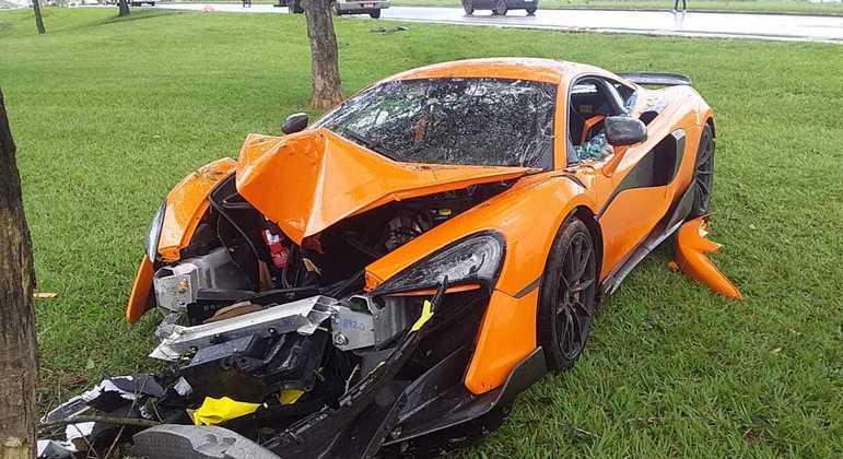 A 180 km/h na chuva, motorista bate em árvore e destrói McLaren de R$ 3,25 milhões no Brasil