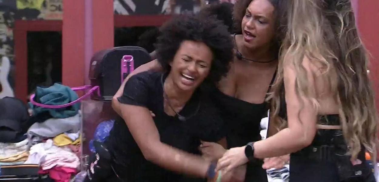 [VÍDEO] Participante do BBB surta, quebra móveis e deixa colegas assustados