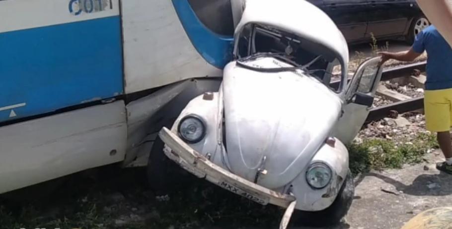 Fusca fica destruído após ser atingido por trem na zona Oeste de Natal; VEJA IMAGEM