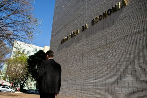 Governo Federal bloqueia R$ 9,96 bi do Orçamento para manter teto de gastos