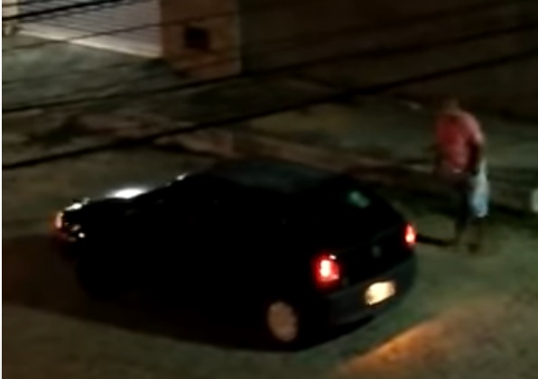 [VIDEO] Revoltante: Homem se desespera ao ter carro roubado; Bandido ainda atirou contra ele